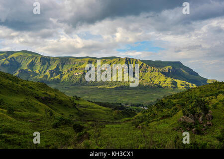 Spettacolare vista sulle colline della gamma drakensberg nel castello dei giganti Game Reserve, kwazulu-natal, sud africa. Foto Stock