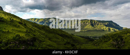 Spettacolare vista sulle colline della gamma drakensberg nel castello dei giganti Game Reserve, kwazulu-natal, sud africa. Foto Stock