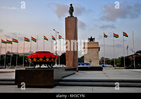 Un monumento e tomba di un soldato sconosciuto. Una parte di piazza Indipendenza, Accra, Ghana. Foto Stock