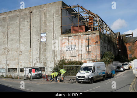 Installazione del cavo in fibra ottica in prossimità di magazzini abbandonati a Bakers Quay in Gloucester Docks Foto Stock