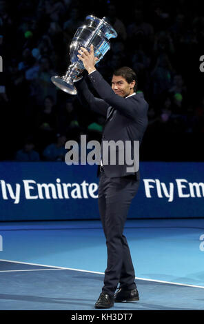 Rafael Nadal si pone con il trofeo dopo essere finito come il numero uno classificato ATP maschile single player durante il giorno uno della NITTO ATP World Tour Finals presso la O2 Arena, Londra. Foto Stock