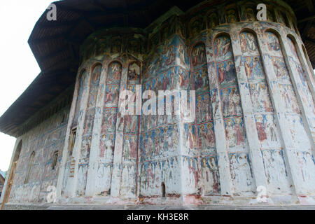 Umorismo monastero con affresco sulla parete esterna., Romania. Foto Stock