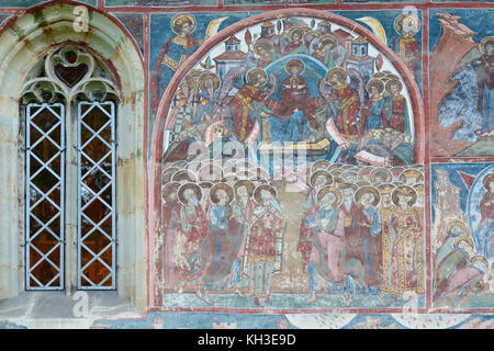 Umorismo monastero con affresco sulla parete esterna., Romania. Foto Stock