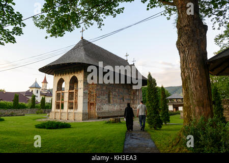 Umorismo monastero con affresco sulla parete esterna., Romania. Foto Stock