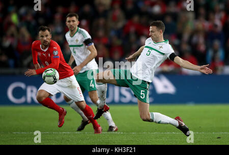 Jonny Evans (a destra) dell'Irlanda del Nord in azione con Haris Seferovic in Svizzera durante la seconda tappa della Coppa del mondo FIFA al St Jakob Park di Basilea. PREMERE ASSOCIAZIONE foto. Data immagine: Domenica 12 novembre 2017. Vedi PA storia CALCIO Svizzera. Il credito fotografico dovrebbe essere: Nick Potts/PA Wire Foto Stock