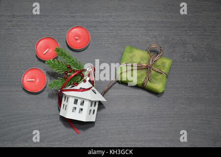 Close up di una composizione di decorazioni di Natale Foto Stock