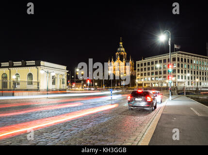 Riprese di traffico durante la notte davanti alla Cattedrale Uspenski di notte a Helsinki in Finlandia città capitale. Foto Stock