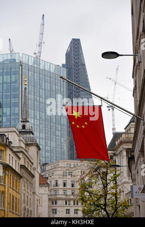 Bandiera cinese che sventola sulla Bank of China di fronte al Leadenhall Building Cheesegrater, di proprietà dello sviluppatore cinese CC Land. Londra. Foto Stock