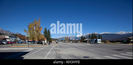 5 ottobre 2017: Centro di Jasper, Alberta con vista sulle montagne rocciose all'angolo tra Connaught e Pyramid Lake Road Foto Stock