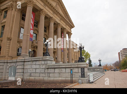 Il 6 ottobre 2017: segni di tour del legislatore di Edmonton edificio in Canada Foto Stock