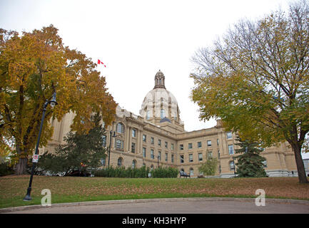 Il 6 ottobre 2017: il legislatore di Edmonton edificio in autunno spendor colorati Foto Stock