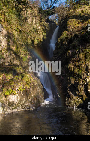 L'aira force cascata, gestito dalla National Trust con un arcobaleno che illumina il flusso Foto Stock