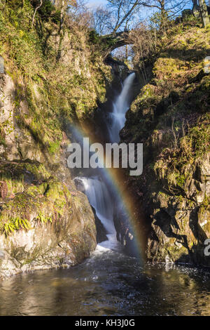 L'aira force cascata, gestito dalla National Trust con un arcobaleno che illumina il flusso Foto Stock