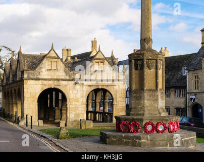 Il memoriale di guerra con semi di papavero ghirlande da vecchi del xvii secolo sala mercato in Cotswolds storico villaggio di Chipping Campden, Gloucestershire, England, Regno Unito Foto Stock