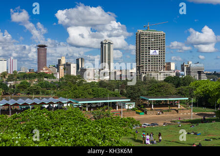 Nairobi skyline della città visto da Uhuru Park su un soleggiato parzialmente nuvoloso giorno durante la stagione delle piogge, Nairobi, Kenya, Africa orientale Foto Stock