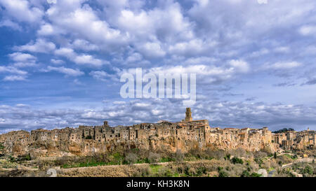 Splendida vista panoramica su Pitigliano, un paese famoso per essere costruito su tufo, Grosseto, Toscana, Italia Foto Stock