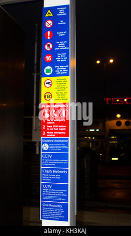 Un vinile di sicurezza segno di avvertimento su un montante metallico in un supermercato Tesco stazione di riempimento in Bangor County Down Foto Stock