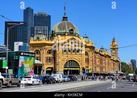 La flinders street stazione ferroviaria all'angolo di Flinders e swanston strade di Melbourne, Victoria, Australia Foto Stock