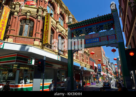 Nell'area di Chinatown all'estremità orientale di Little Bourke Street nel quartiere centrale degli affari di Melbourne, Victoria, Australia Foto Stock