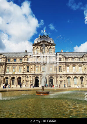 Vista del famoso Museo del Louvre con fontane nel cortile del Palazzo del Louvre in una mattina soleggiata, Parigi, Francia. Foto Stock