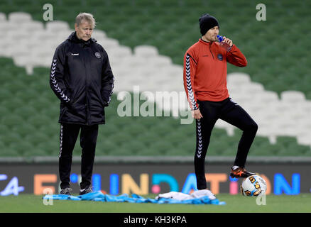 Il direttore danese Age Hareide e Andreas Bjelland durante una sessione di allenamento allo stadio Aviva di Dublino. Foto Stock