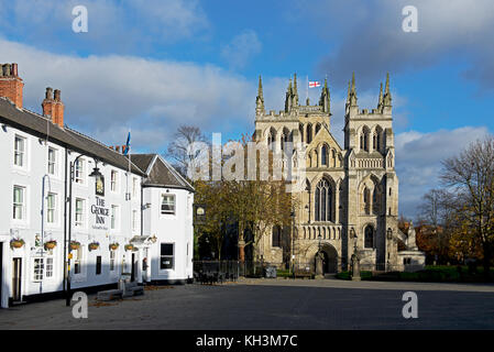 Il George Inn e Selby Abbey, North Yorkshire, Inghilterra, Regno Unito Foto Stock