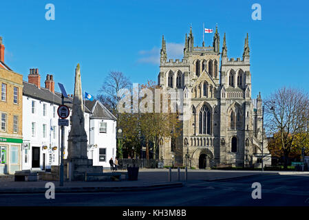 Il George Inn e Selby Abbey, North Yorkshire, Inghilterra, Regno Unito Foto Stock