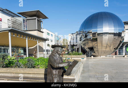William Penn scultura e globo a specchio in Millennium Square, Harbourside, Bristol, Inghilterra, Regno Unito Foto Stock