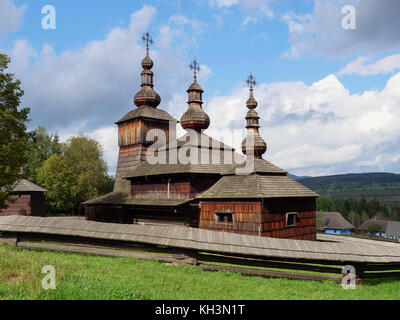 Chiesa di legno ruteniano St. Paraskewa in museo all'aperto Skanzen vicino a Svidnik, Presovsky kraj, Slovacchia, Europa Foto Stock