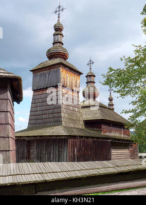 Chiesa di legno ruteniano St. Paraskewa in museo all'aperto Skanzen vicino a Svidnik, Presovsky kraj, Slovacchia, Europa Foto Stock