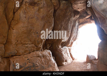 Luce brillante alla bocca della grotta di roccia a bhimbetka vicino a Bhopal, Madhya Pradesh, India, Asia Foto Stock