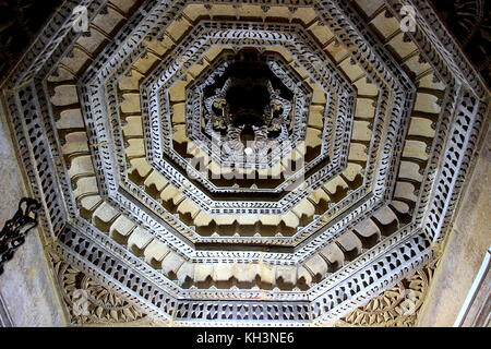 Ornati, ottagonale, bassorilievo opera sul soffitto a templi Jain in Jaisalmer fort, jaisalmer, Rajasthan, India, Asia Foto Stock