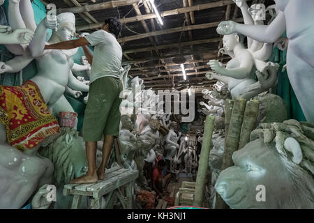 Opere artigianali su un gigante di durga idolo per le feste in un workshop a kumartuli area di Kolkata, India. fotografia scattata in fuoco selettivo. Foto Stock