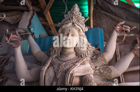 Argilla incompiuto durga idolo a un artigiano locale studio a kumartuli area di Calcutta, in India. Foto Stock