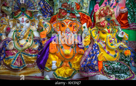 Signore ganesha idoli in vendita per ganesh chaturthi festival a kumartuli area di Calcutta, in India. Foto Stock