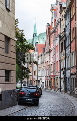 BRESLAVIA, POLONIA - 12 SETTEMBRE 2017: Stretta strada vecchia nel centro storico di Breslavia in autunno. Breslavia è la città più grande della Polonia occidentale, Th Foto Stock