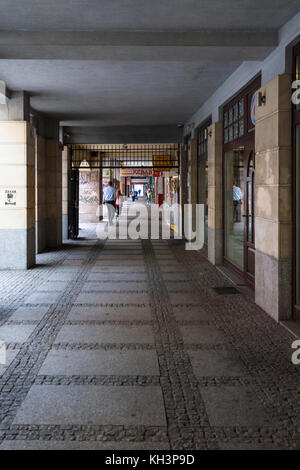 Wroclaw, Polonia - 12 settembre 2017: la gente in arcade nella città di Wroclaw in autunno. Wroclaw è la città più grande della Polonia occidentale, la storica pro capite Foto Stock