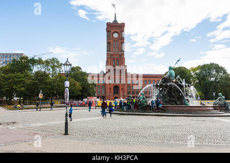 Berlino, Germania - 13 settembre 2017: la gente vicino Fontana neptunbrunnen vicino Rotes Rathaus nella città di Berlino in settembre. rosso municipio fu costruito nel 18 Foto Stock