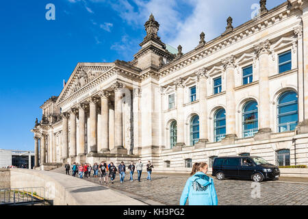 Berlino, Germania - 13 settembre 2017: i visitatori nella parte anteriore del palazzo del Reichstag a Berlino città in settembre. reichstag ˈis edificio costruito per la parliamen Foto Stock