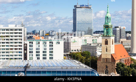 Berlino, Germania - 13 settembre 2017: sopra la vista della città con Alexanderplatz dalla cattedrale di Berlino in settembre. Berlino è la capitale e la più grande Foto Stock