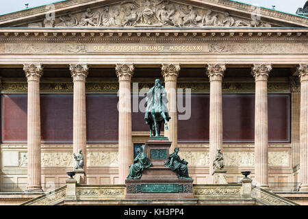 Berlino, Germania - 13 settembre 2017: la statua equestre di Federico Guglielmo IV di Prussia di fronte alla Alte Nationalgalerie sull isola dei musei in essere Foto Stock