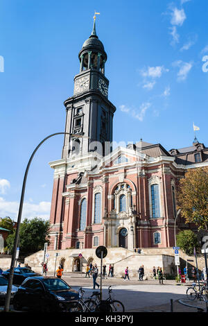 AMBURGO, GERMANIA - 15 SETTEMBRE 2017: Persone vicino alla chiesa di San Michele (Hauptkirche Sankt Michaelis) nella città di Amburgo in autunno. L'attuale chiesa bui Foto Stock