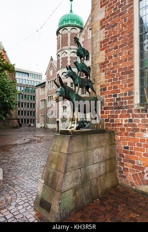 BREMA, GERMANIA - 16 SETTEMBRE 2017: Scultura in bronzo di musicisti della città di Brema in autunno. La statua fu eretta nel 1953 dallo scultore G. Foto Stock