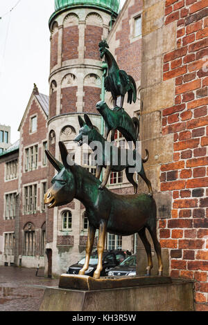 BREMA, GERMANIA - 16 SETTEMBRE 2017: Figura di bronzo dei musicisti della città di Brema nella città di Brema in autunno. La statua fu eretta nel 1953 dallo scultore Gerh Foto Stock