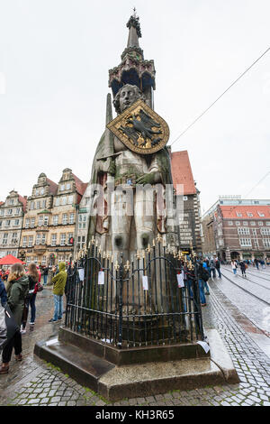 BREMA, GERMANIA - 16 SETTEMBRE 2017: Persone vicino alla statua di Roland in Bremer Marktplatz (Piazza del mercato di Brema) in autunno pioggia. La piazza si trova in Foto Stock