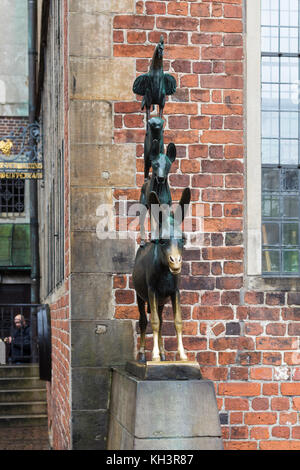 BREMA, GERMANIA - 16 SETTEMBRE 2017: Statua di bronzo dei musicisti della città di Brema nella città di Brema in autunno. La statua fu eretta nel 1953 dallo scultore Gerh Foto Stock