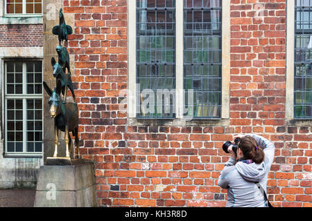 BREMA, GERMANIA - 16 SETTEMBRE 2017: Il fotografo scatta foto della statua di bronzo dei musicisti della città di Brema in autunno. La statua era erec Foto Stock