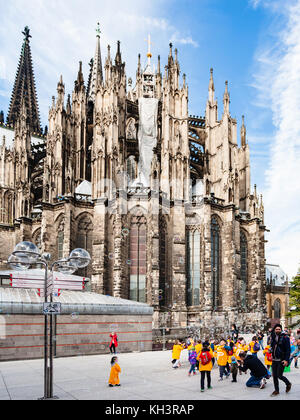 Colonia, Germania - 17 settembre 2017: i bambini nelle vicinanze del Cattedrale de Colonia (chiesa cattedrale di San Pietro). dom è la Germania più visitate del landmark, attracti Foto Stock