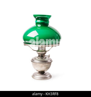 Vintage lampada da tavolo con paralume verde isolato su sfondo bianco antico olio lampada. singolo oggetto con tracciato di ritaglio Foto Stock