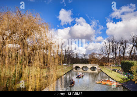 Sterline sul fiume cam in Cambridge attraverso i motivi del Trinity College. Foto Stock